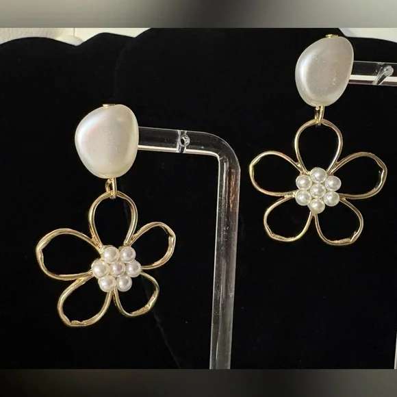 Fun Gold Tone Dangle Daisy Flower Faux Pearl Earrings NWT - Picture 6 of 7